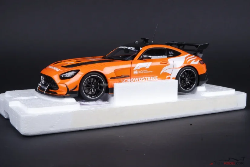 Safety Car Mercedes AMG GT (2025) Brit Nagydíj, 1:18 Minichamps