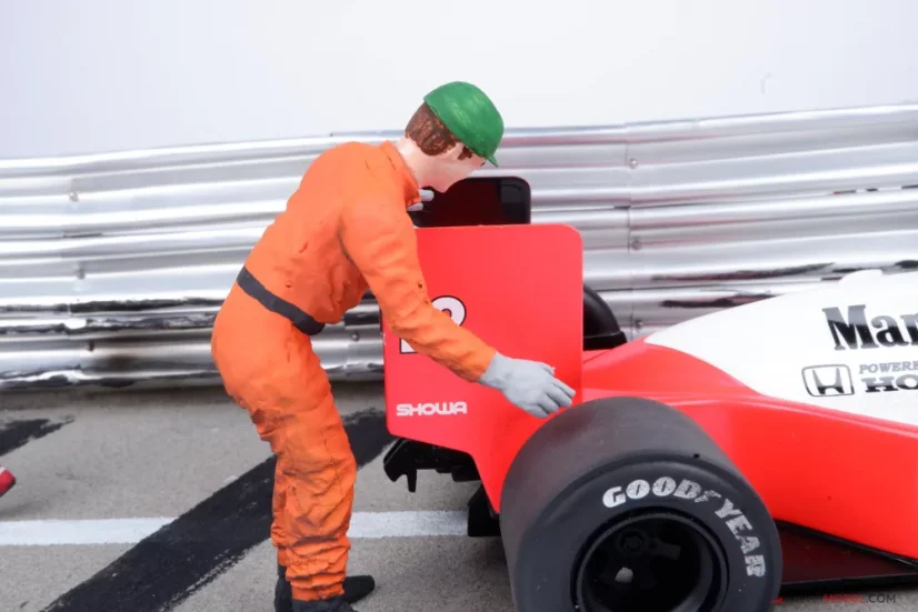 Diorama McLaren MP4/4 - A. Senna nehoda VC Monaka 1988, 1:18