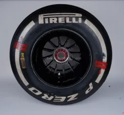 Williams FW37 pravé zadné koleso (2015)