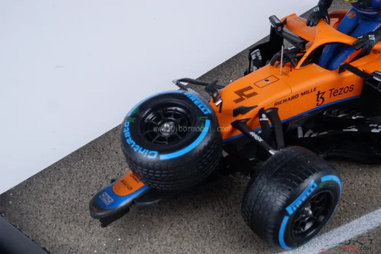 Diorama McLaren MCL35M  - Lando Norris nehoda 2021 Belgicko, 1:18