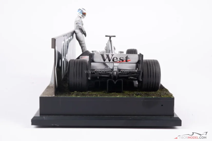 Diorama McLaren MP4/14 - M. Häkkinen nehoda 1999 Imola, 1:18
