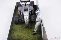 Diorama McLaren MP4/14 - M. Häkkinen nehoda 1999 Imola, 1:18