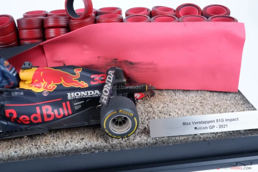 Diorama Red Bull RB16b - Max Verstappen nehoda 2021 Silverstone, 1:18