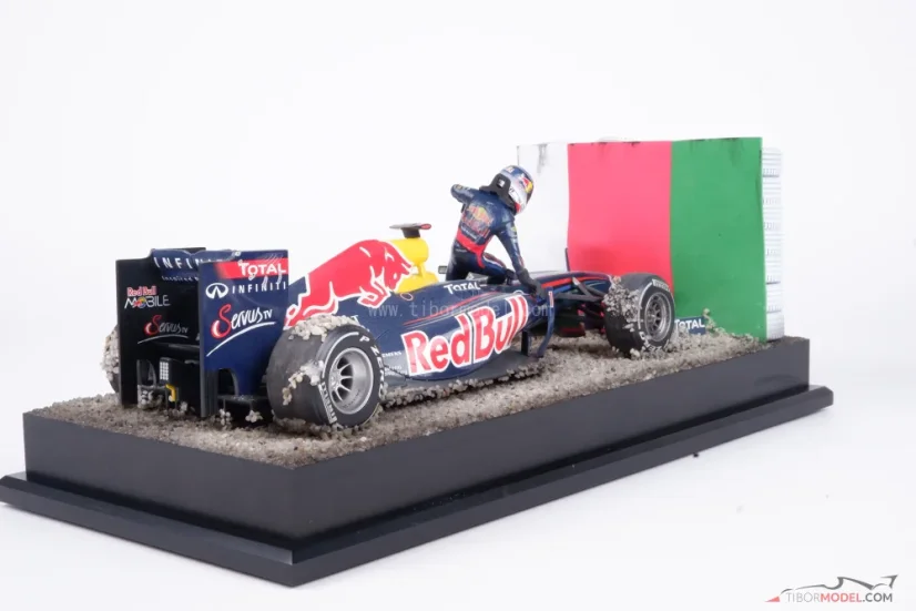 Diorama Red Bull RB7 - Sebastian Vettel nehoda 2011 Suzuka, 1:18