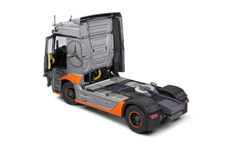 Mercedes Actros strieborný (2019), 1:24 Solido