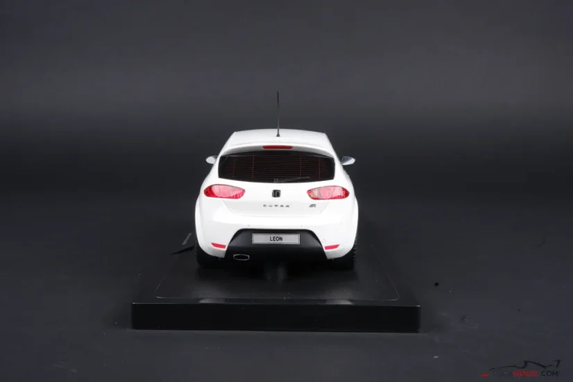 Seat Leon MK2 Cupra R (2010) biely, 1:18 Ottomobile