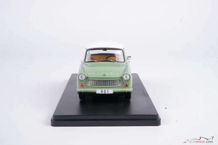 Trabant 601 (1965) zöld, 1:24 Whitebox