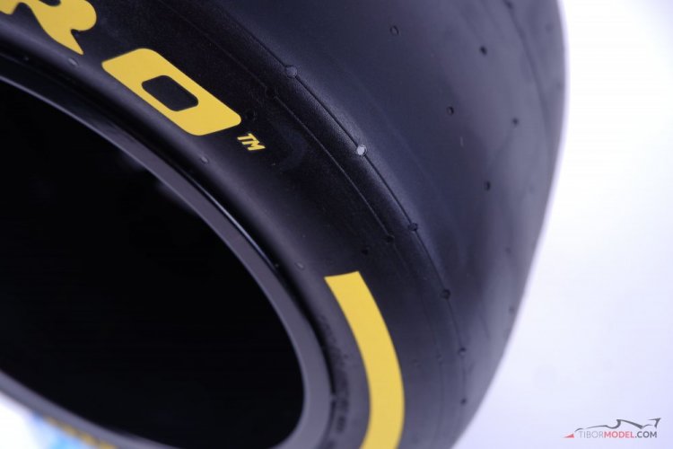 Pirelli P Zero pneumatika 2022, stredne tvrdá zmes, mierka 1:2