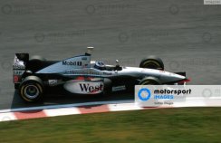 McLaren Mercedes MP4/12 - Mika Häkkinen (1997), 4. miesto Japonsko, s figúrkou pilota, 1:18 GP Replicas