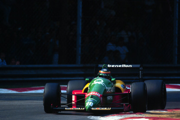 Benetton B188 - Thierry Boutsen (1988), 3. helyezett Japán Nagydíj, figura nélküli kiadás, 1:18 GP Replicas
