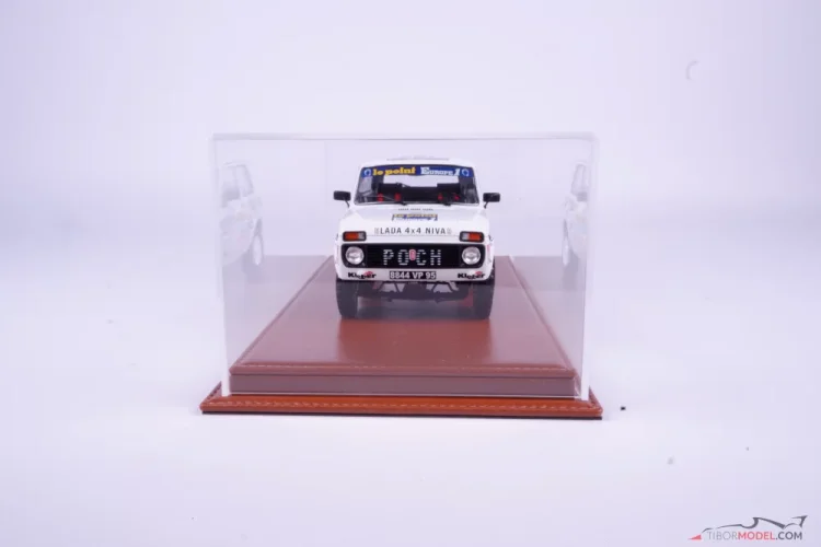 Vitrína s hnedým koženým podstavcom (Mulhouse), 1:18 Atlantic