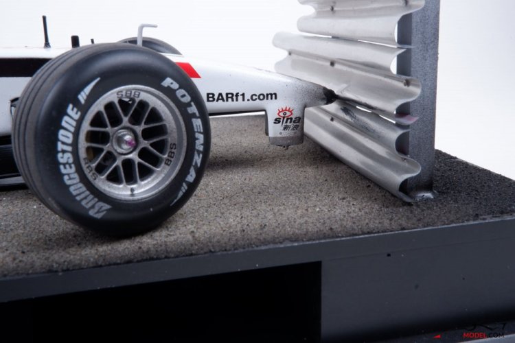 Diorama BAR Honda 005 - J. Button nehoda 2003, 1:18