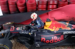 Diorama Red Bull RB16b - Max Verstappen nehoda 2021 Silverstone, 1:18