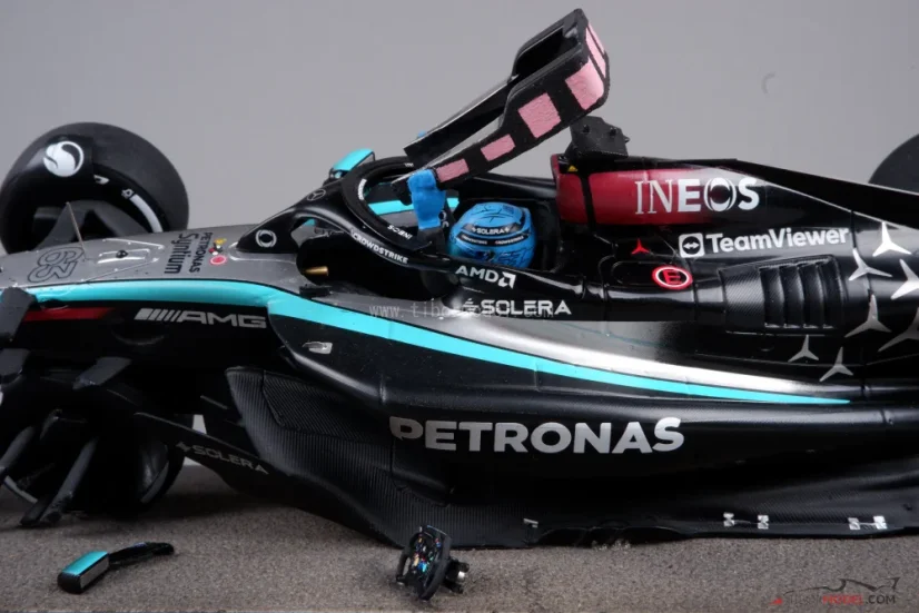 Diorama Mercedes W15 - George Russell nehoda 2024 Austrálie, 1:18