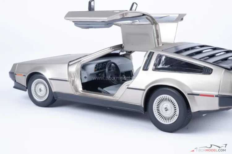 DeLorean DMC12 Coupe (1981) rozsdamentes acél, 1:18 Sun Star