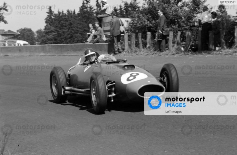 Ferrari 801- Mike Hawthorn (1957), 2. helyezett Német Nagydíj, pilótafigurával 1:18 GP Replicas