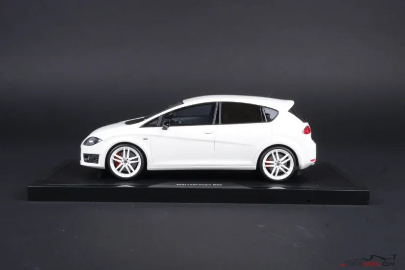 Seat Leon MK2 Cupra R (2010) biely, 1:18 Ottomobile