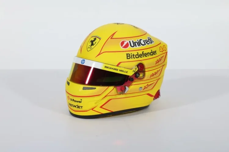 Lewis Hamilton 2026 Ferrari mini přilba, 1:2 Bell