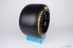 Pirelli P Zero gumiabrons 2026, közepes keverék, 1:2 méretarány