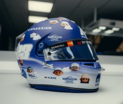 Alex Albon 2025 VC Velké Británie mini přilba, Williams, 1:5 Spark