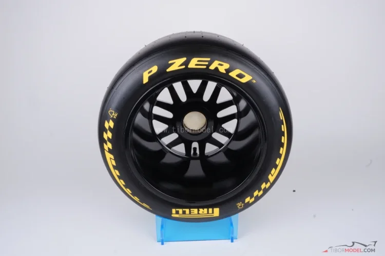 Pirelli P Zero pneumatika 2026, stredne tvrdá zmes, mierka 1:2