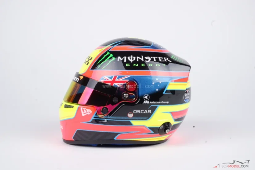 Oscar Piastri 2025 McLaren mini přilba, 1:2 Bell