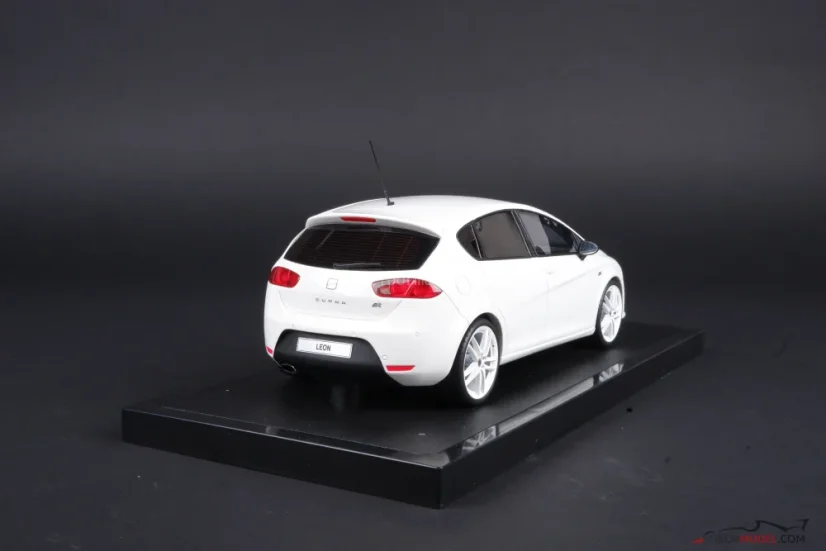 Seat Leon MK2 Cupra R (2010) biely, 1:18 Ottomobile