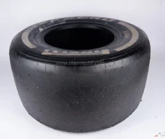 Pirelli PZero Medium levá zadní pneumatika (2016)