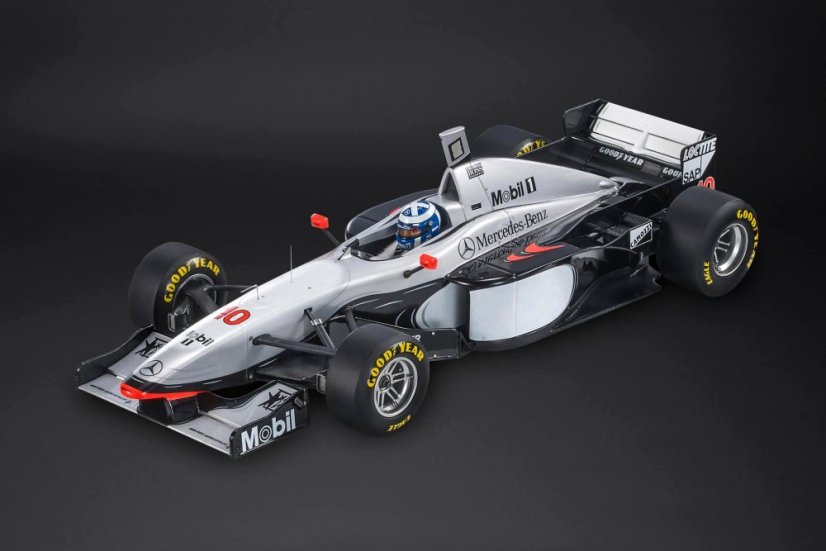 McLaren MP4/12 - David Coulthard (1997), VC Austrálie, s figurkou pilota, 1:18 GP Replicas - Aplikace obtisků (decálů) (reklamy na tabák/alkohol): Prosím poslat s nalepenými obtiskama