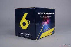 Isack Hadjar 2025 mini helma, Racing Bulls, 1:2 Schuberth