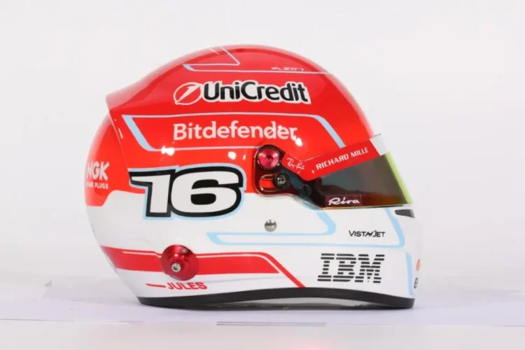 Charles Leclerc 2026 Ferrari mini přilba, 1:2 Bell