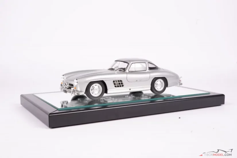 Vitrin tükör talapzattal (Turin), 1:18 Atlantic
