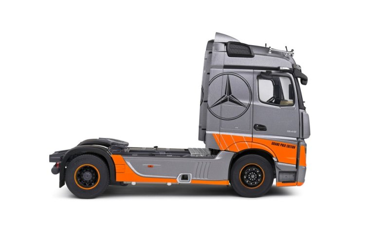 Mercedes Actros strieborný (2019), 1:24 Solido