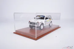 Vitrína s hnedým koženým podstavcom (Mulhouse), 1:18 Atlantic