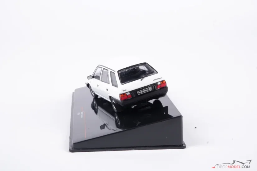 Skoda Forman fehér (1990), 1:43 Ixo