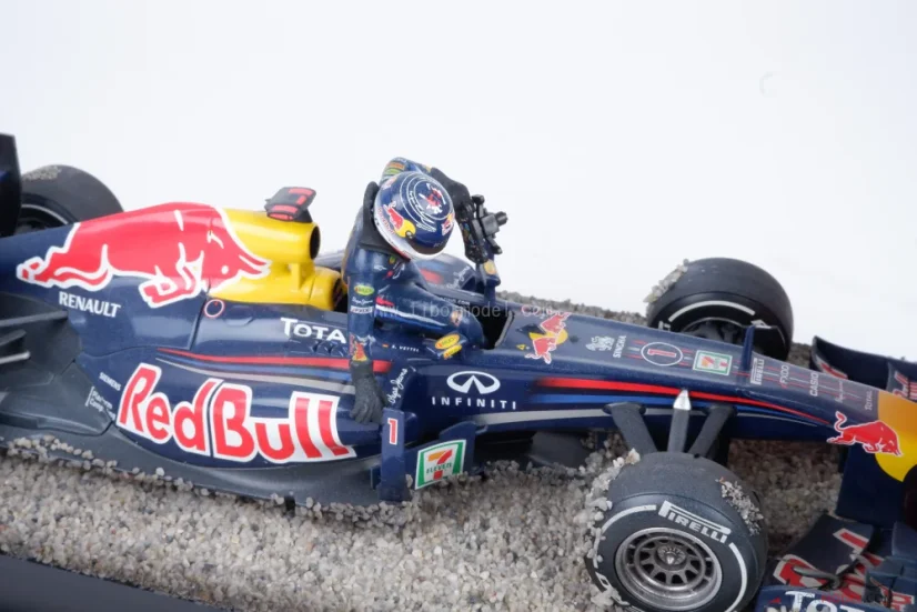 Diorama Red Bull RB7 - Sebastian Vettel nehoda 2011 Suzuka, 1:18