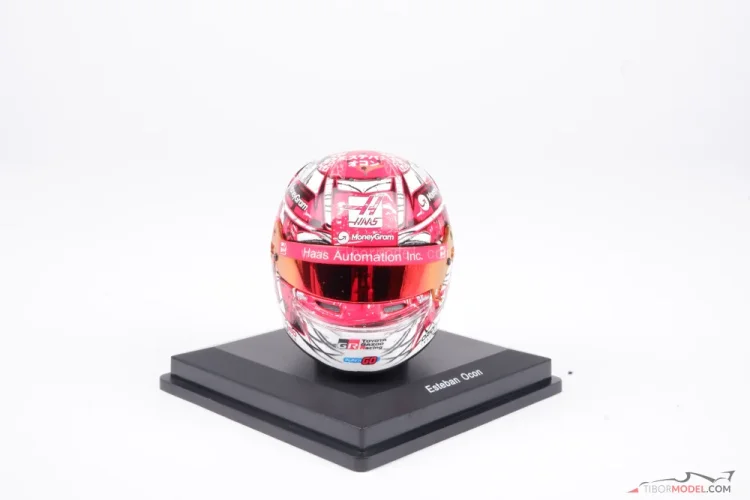 Esteban Ocon 2025 VC Japonska mini přilba, Haas F1 Team, 1:5 Spark