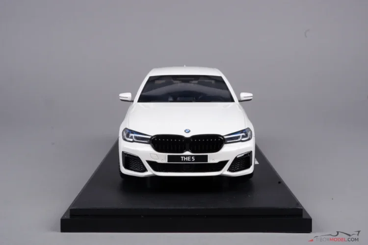 Model car BMW 545E xDrive white, 1:18 GT Spirit | Tibormodel.com