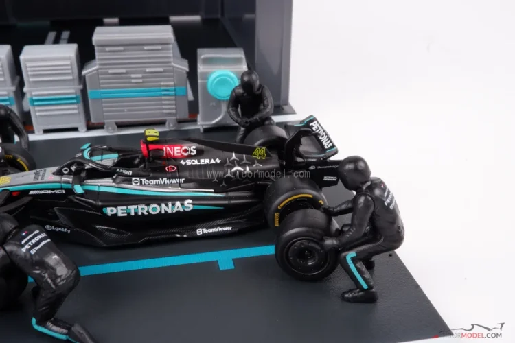 Pit Stop sada Mercedes W15 Lewis Hamilton (2024), 1:43 BBurago