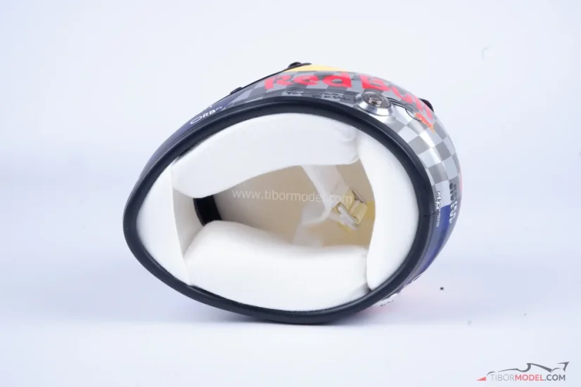 Sergio Perez 2024 Red Bull přilba, VC Velké Británie, 1:2 Schuberth