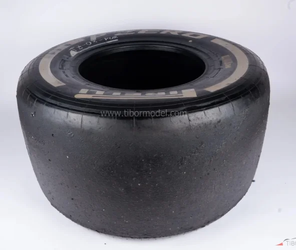 Pirelli PZero Medium left rear tyre (2016)