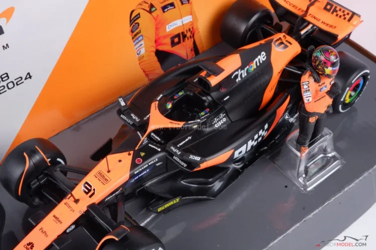 McLaren MCL38 - Oscar Piastri (2024), s figúrkou, 1:24 Bburago