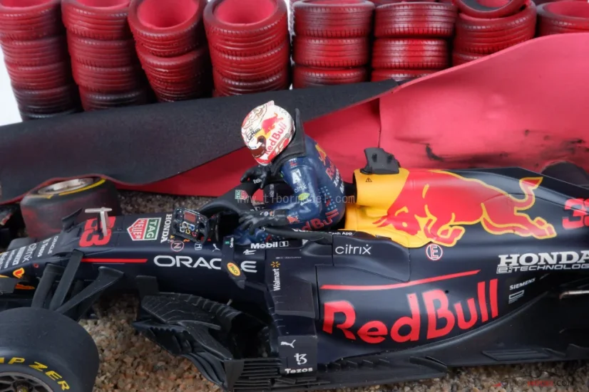 Diorama Red Bull RB16b - Max Verstappen nehoda 2021 Silverstone, 1:18