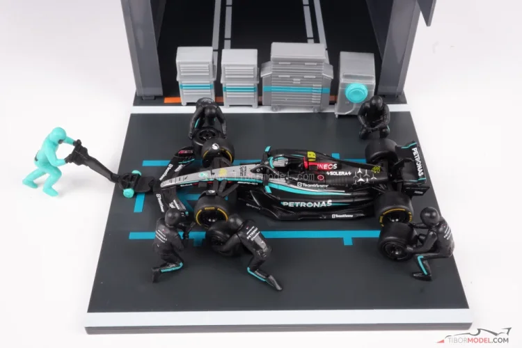 Pit Stop sada Mercedes W15 Lewis Hamilton (2024), 1:43 BBurago