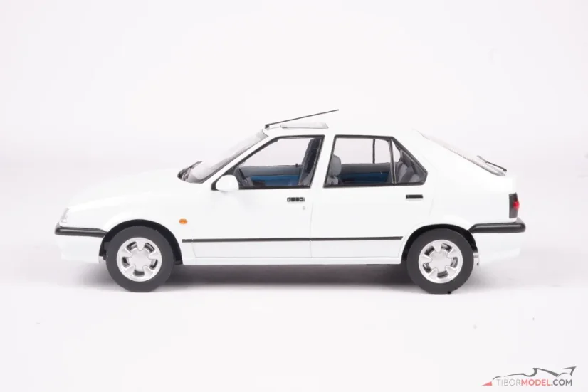Renault 19 (1994) fehér, 1:18 Triple9