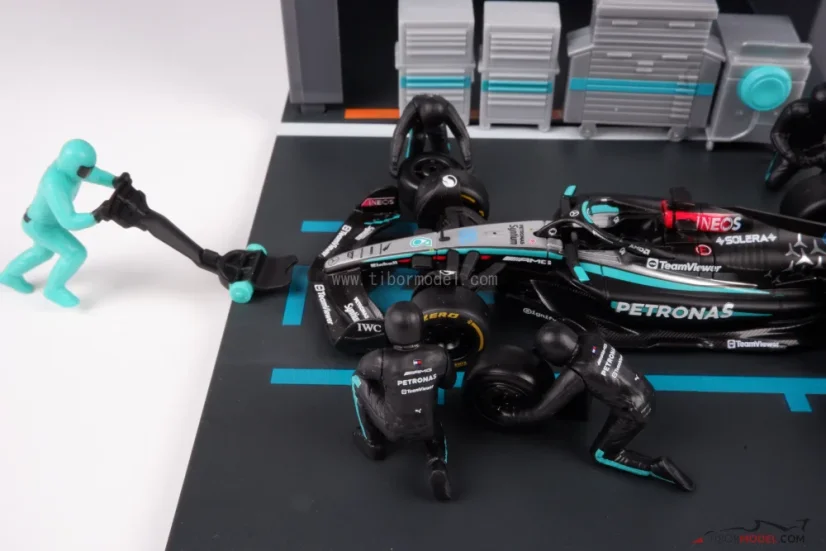 Pit Stop készlet Mercedes W15 George Russell (2024), 1:43 BBurago