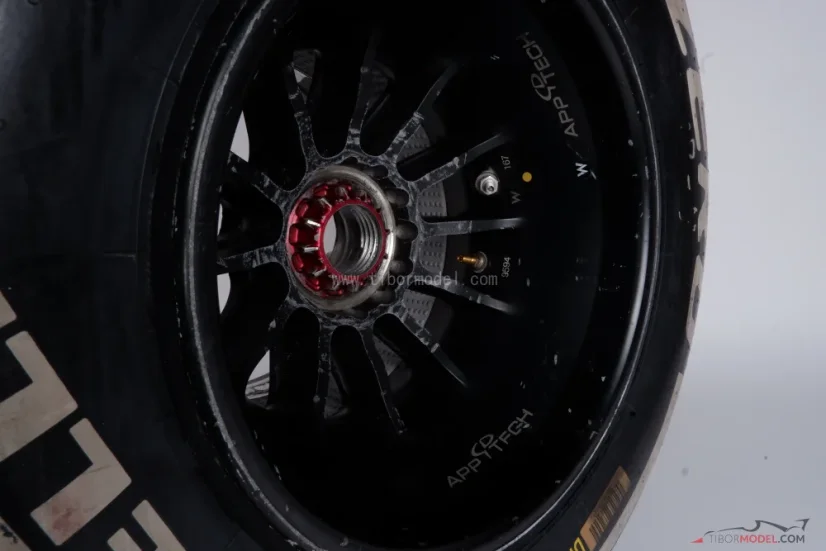 Williams FW37 jobb hátsó kerék (2015)