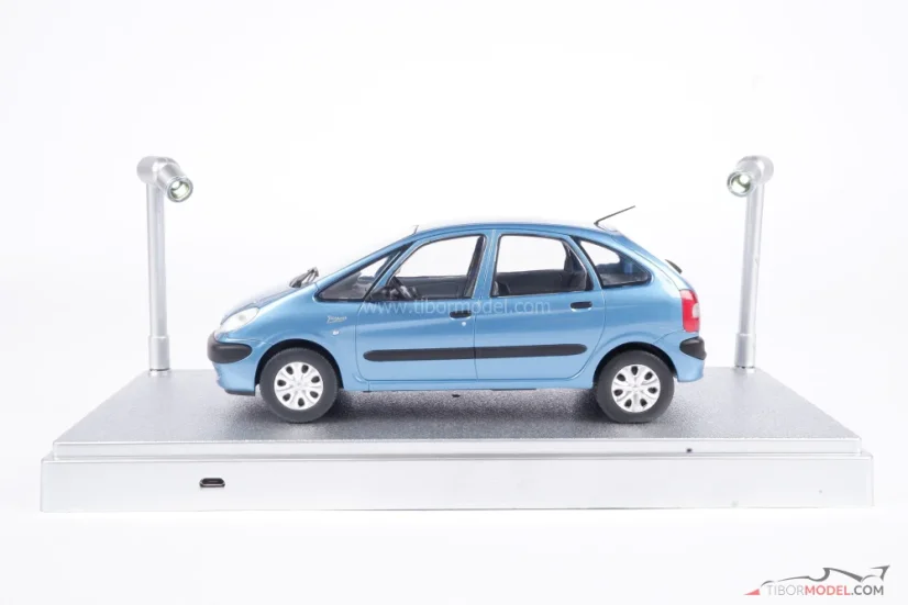 LED vitrin ezüst színben 1:24-es és 1:43-as méretarányú modellekre