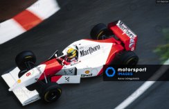 McLaren MP4/8 - Ayrton Senna (1993), VC Monaka, s figúrkou pilota a trofejou, špinavá verzia, 1:18 Minichamps