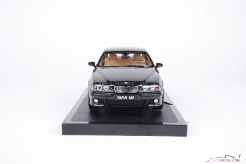 BMW E39 M5  (2000) čierne, 1:18 Ottomobile
